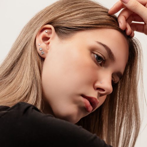 Silberner Disc für Triple Piercing in 4mm Größe auf neutralem Hintergrund