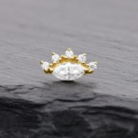 Goldener Moissanite-Aufsatz mit fünf Steinen auf dunklem Hintergrund