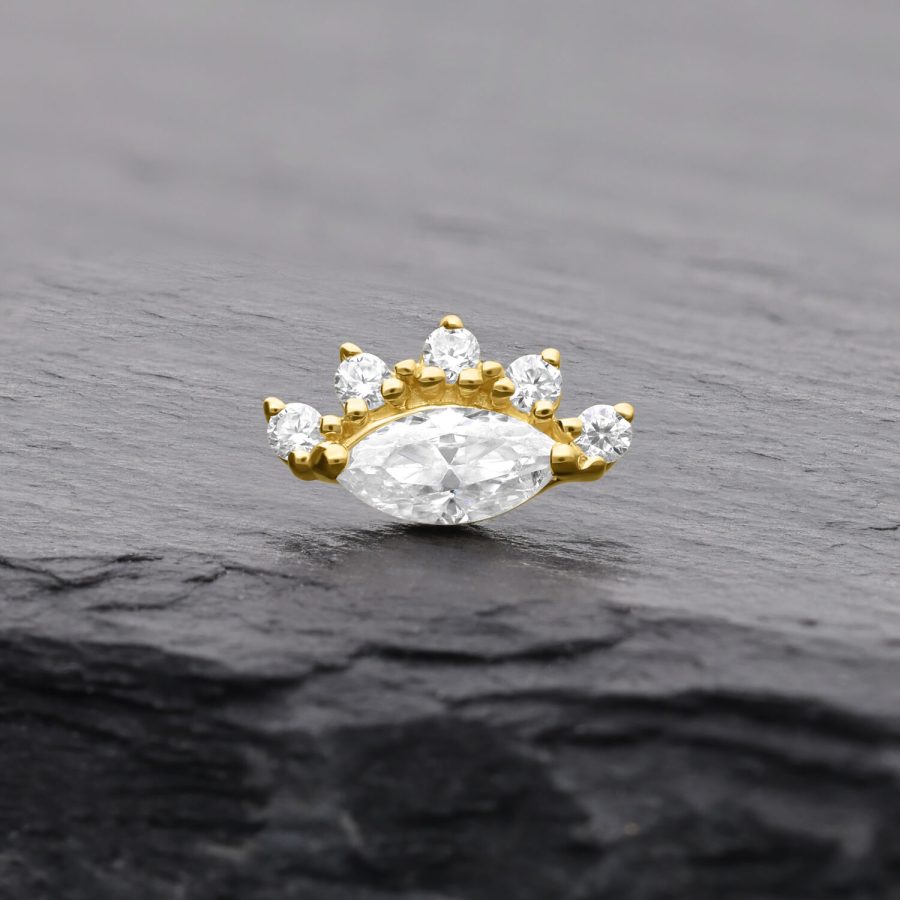 Goldener Moissanite-Aufsatz mit fünf Steinen auf dunklem Hintergrund