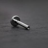 Silbernes Titan Labret mit Innengewinde auf grauem Hintergrund
