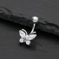Silbernes Bauchnabelpiercing mit Schmetterling und klaren Kristallen auf schwarzem Hintergrund