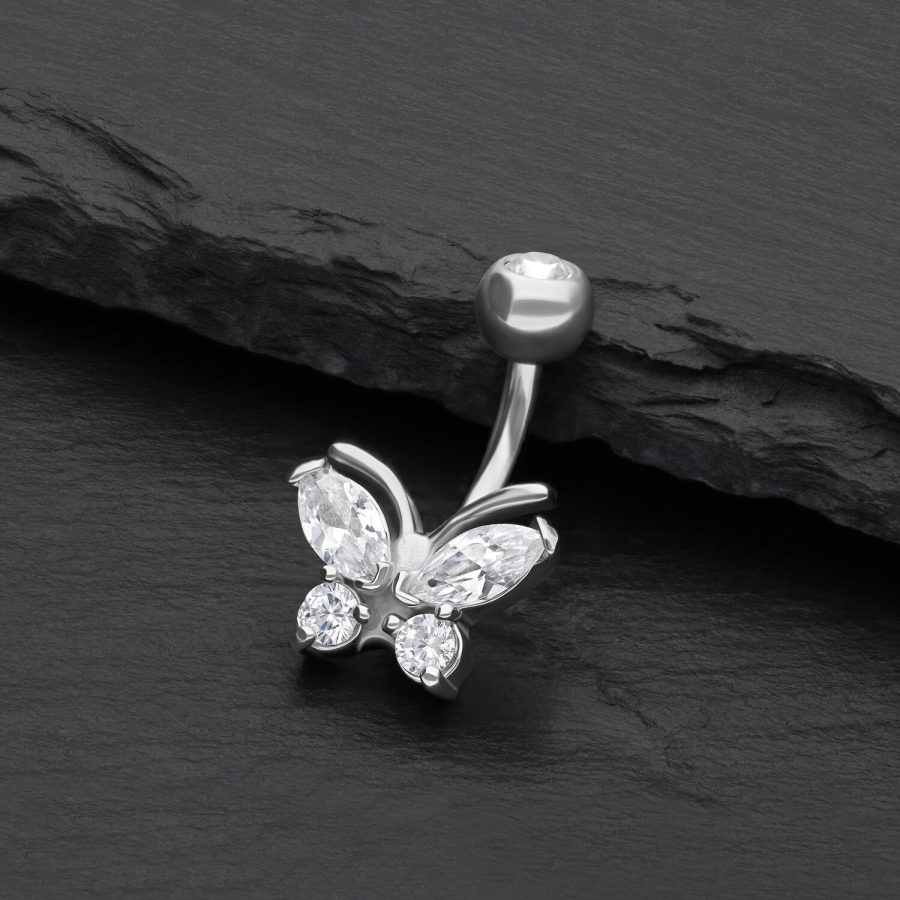 Silbernes Bauchnabelpiercing mit Schmetterling und klaren Kristallen auf schwarzem Hintergrund