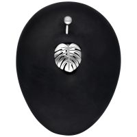 Silbernes Bananabell Piercing mit Monstera Blatt Design auf schwarzem Hintergrund