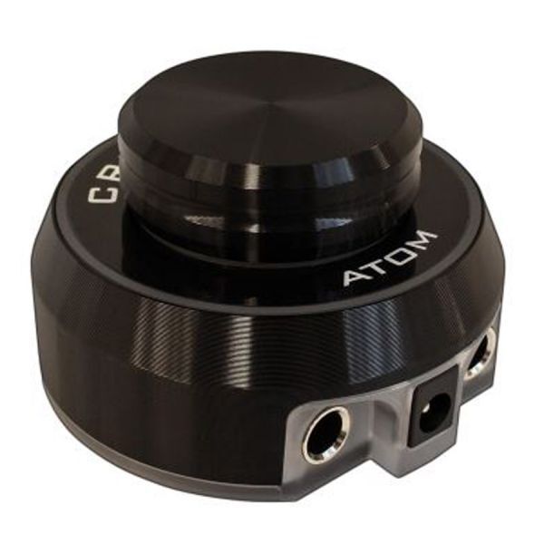 Schwarzes Critical Atom Netzteil mit rundem Design auf weißem Hintergrund