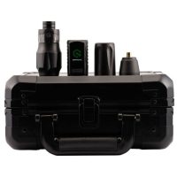 Tattoo-Set mit schwarzem Gehäuse, Maschine und Zubehör auf weißem Hintergrund