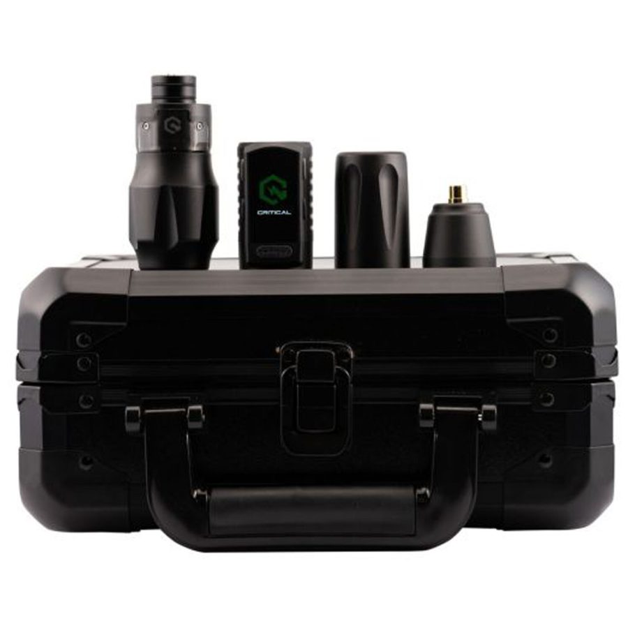 Tattoo-Set mit schwarzem Gehäuse, Maschine und Zubehör auf weißem Hintergrund