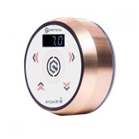 Rundes Netzteil in Rosegold und Weiß auf weißem Hintergrund