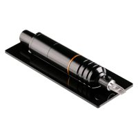 Schwarzes HAWK PEN auf rechteckigem, schwarzem Tray auf weißem Hintergrund