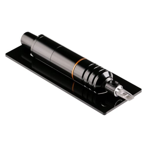 Schwarzes HAWK PEN auf rechteckigem, schwarzem Tray auf weißem Hintergrund