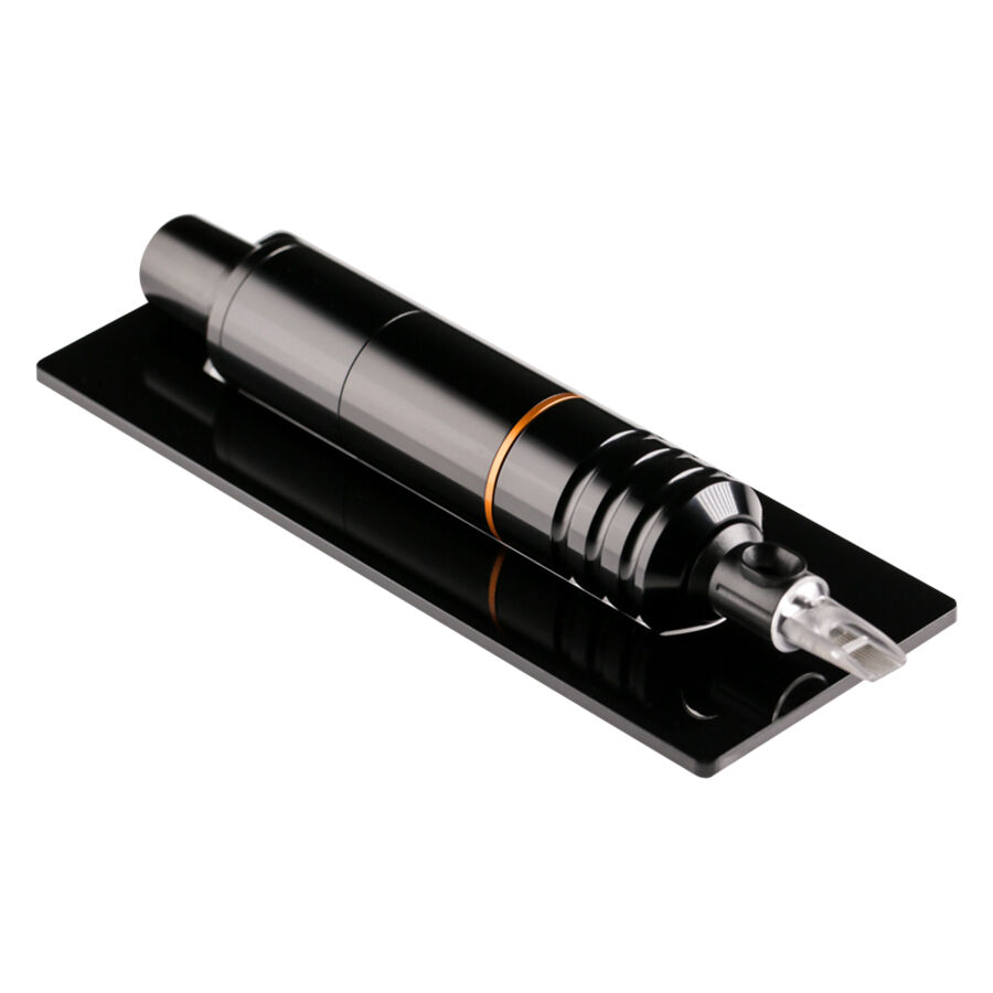 Schwarzes HAWK PEN auf rechteckigem, schwarzem Tray auf weißem Hintergrund
