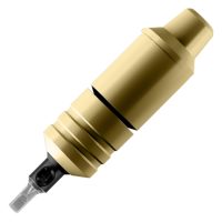 Goldene Cheyenne Sol Nova Tattoomaschine schwebend auf weißem Hintergrund