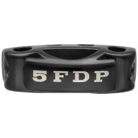 Schwarzer 5FDP Charm aus Leder und Chirurgenstahl, frontale Ansicht