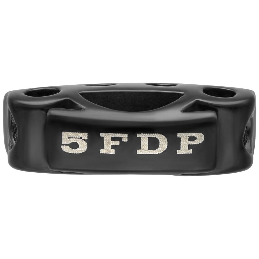 Schwarzer 5FDP Charm aus Leder und Chirurgenstahl, frontale Ansicht