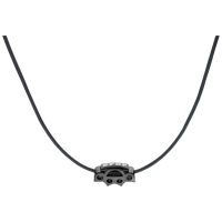 Schwarze Lederkette mit 5FDP Charm aus schwarzem Chirurgenstahl auf weißem Hintergrund