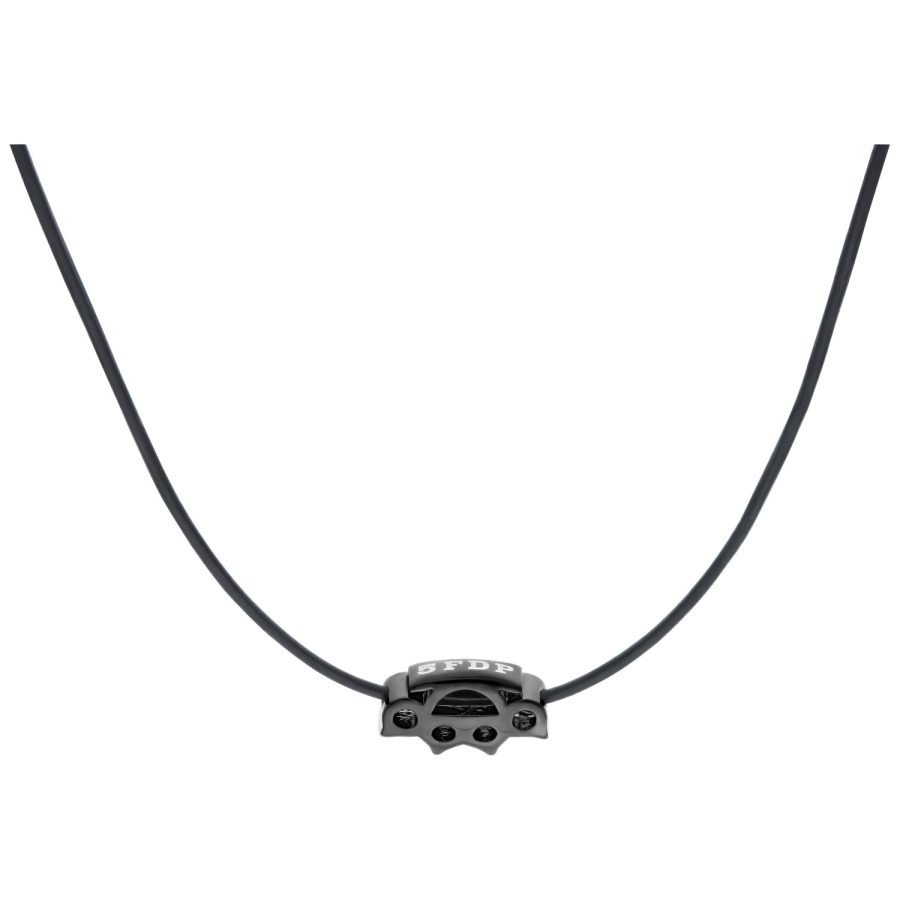 Schwarze Lederkette mit 5FDP Charm aus schwarzem Chirurgenstahl auf weißem Hintergrund