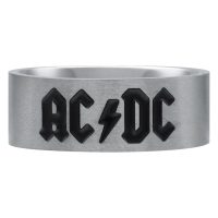 Silberner Ring mit schwarzem ACDC Logo auf weißem Hintergrund