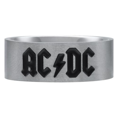 Silberner Ring mit schwarzem ACDC Logo auf weißem Hintergrund