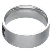 Silberner Ring mit ACDC Logo aus Chirurgenstahl auf weißem Hintergrund