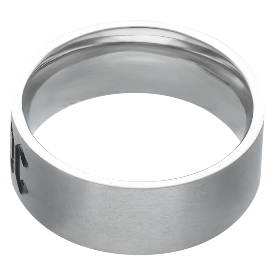 Silberner Ring mit ACDC Logo aus Chirurgenstahl auf weißem Hintergrund