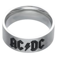 Silberner Ring mit schwarzem ACDC Logo auf weißem Hintergrund