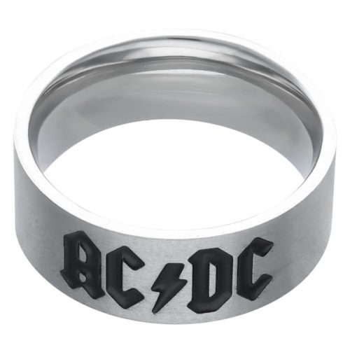 Silberner Ring mit schwarzem ACDC Logo auf weißem Hintergrund