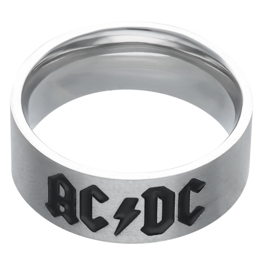 Silberner Ring mit schwarzem ACDC Logo auf weißem Hintergrund