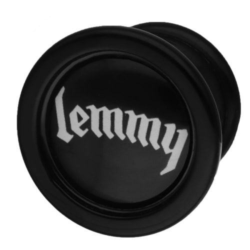 Schwarzer Plug mit weißem 'lemmy' Schriftzug auf schwarzem Hintergrund