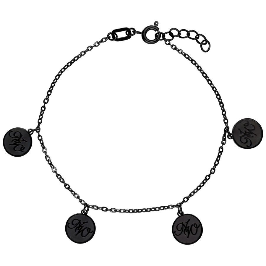 Schwarzes Armband mit Nightwish-Charms auf weißem Hintergrund