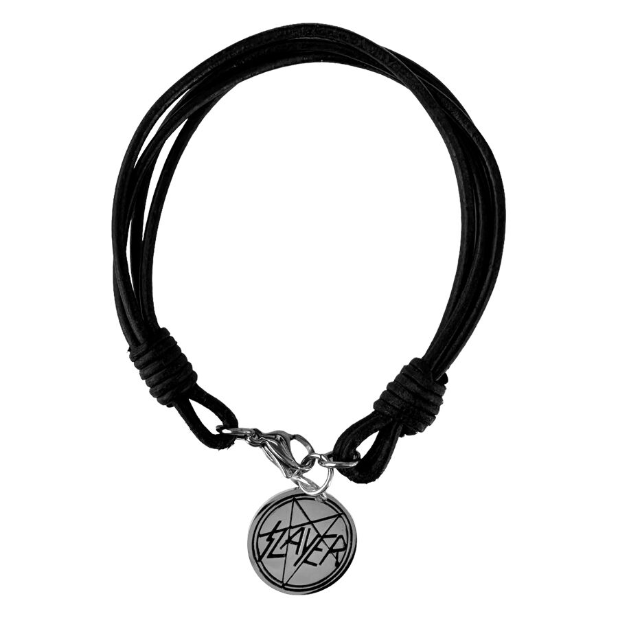 Schwarzes Lederarmband mit silbernem Slayer-Anhänger auf weißem Hintergrund