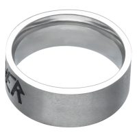 Silberner Ring mit Slayer Logo auf weißem Hintergrund, aus poliertem Chirurgenstahl