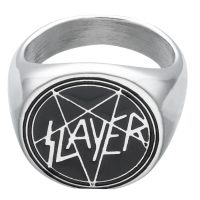 Silberner Siegelring mit schwarzem Slayer-Logo auf weißem Hintergrund