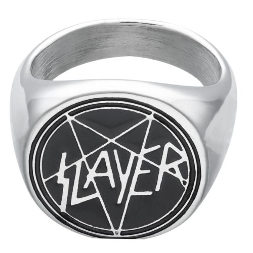 Silberner Siegelring mit schwarzem Slayer-Logo auf weißem Hintergrund