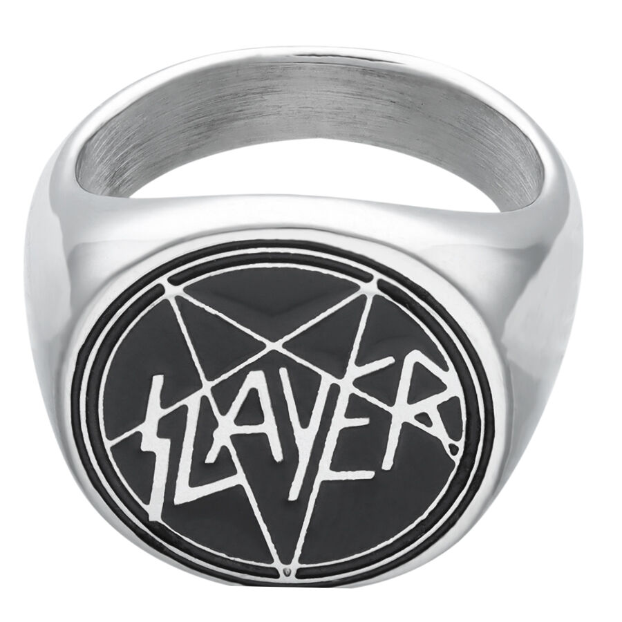 Silberner Siegelring mit schwarzem Slayer-Logo auf weißem Hintergrund