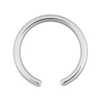Silberner Clip in Ring aus Chirurgenstahl mit neutralem Hintergrund