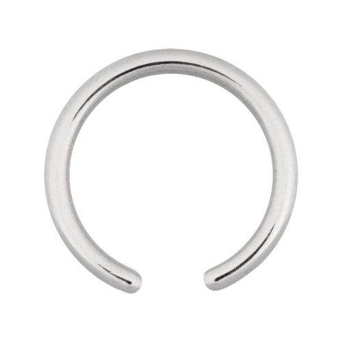 Silberner Clip in Ring aus Chirurgenstahl mit neutralem Hintergrund