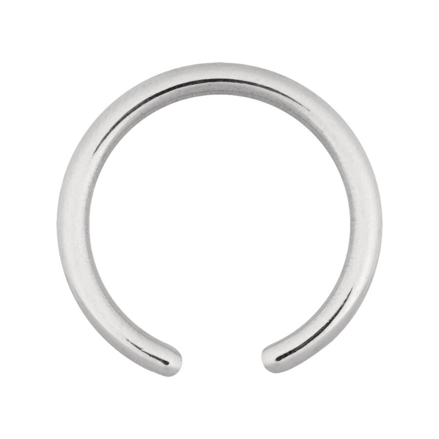 Silberner Clip in Ring aus Chirurgenstahl mit neutralem Hintergrund