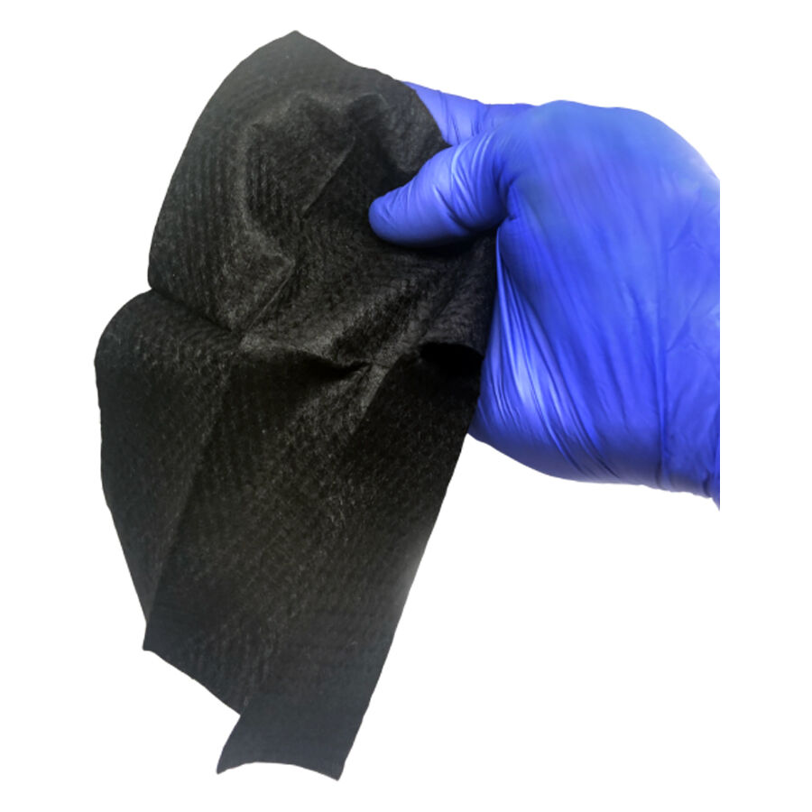 Schwarzes Tattoo-Tuch in blauer Handschuhhand auf weißem Hintergrund