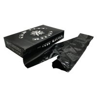 Schwarze Clipcord Sleeves aus der Verpackung gezogen auf weißem Hintergrund