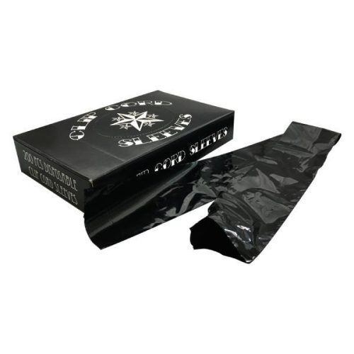 Schwarze Clipcord Sleeves aus der Verpackung gezogen auf weißem Hintergrund