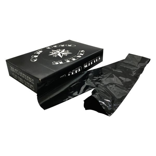 Schwarze Clipcord Sleeves aus der Verpackung gezogen auf weißem Hintergrund