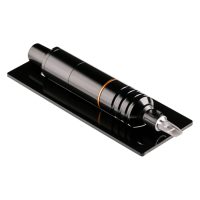 Schwarze HAWK PEN Tattoomaschine auf schwarzem Untergrund