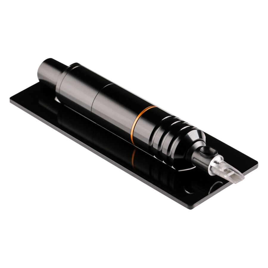 Schwarze HAWK PEN Tattoomaschine auf schwarzem Untergrund