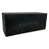 Schwarze Kartonbox mit Cheyenne Logo, seitlich fotografiert