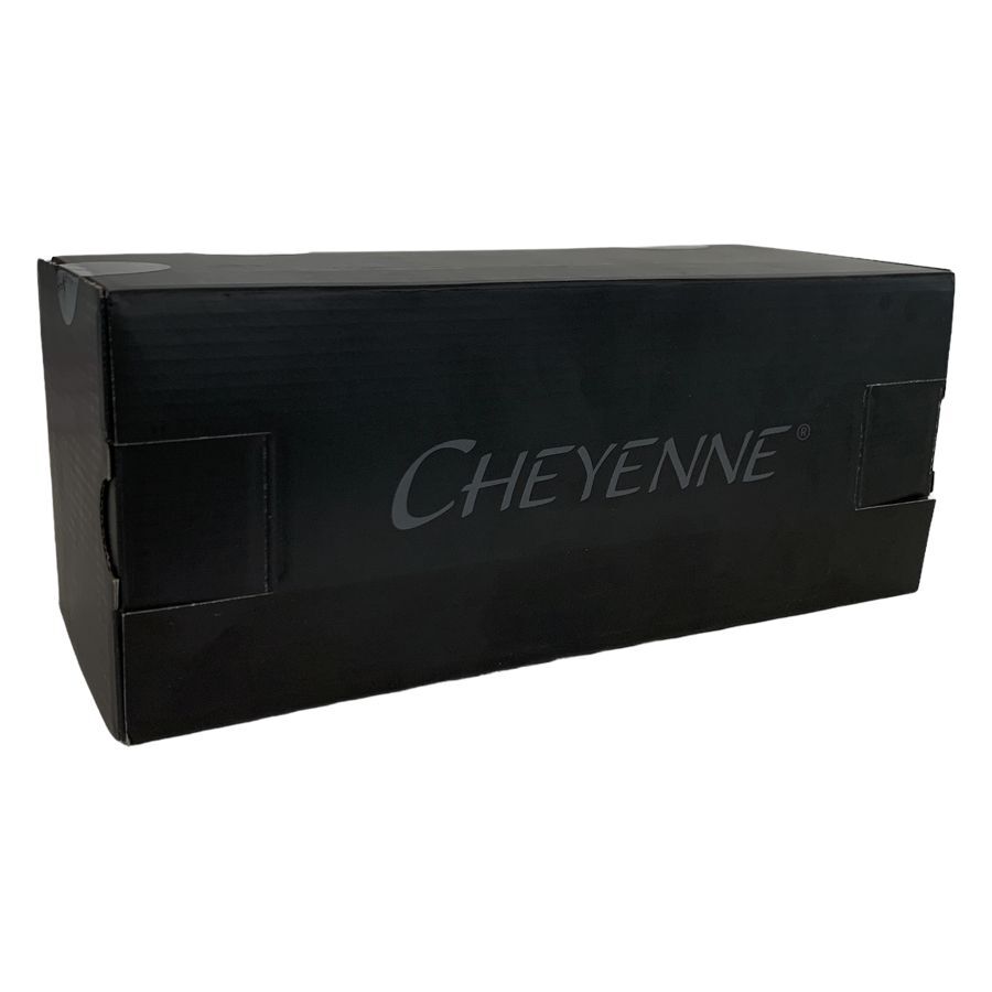 Schwarze Kartonbox mit Cheyenne Logo, seitlich fotografiert