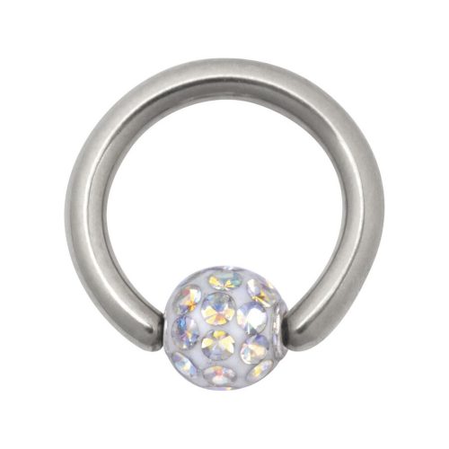 Silberner Titanring mit Kugel aus Aurora Boreale Kristallen auf weißem Hintergrund