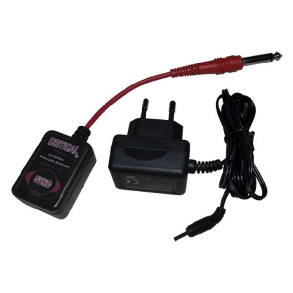Schwarzer Universal Receiver EU mit Kabel auf weißem Hintergrund