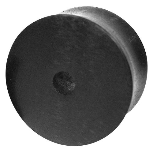 Runder flacher Ebenholz Plug auf weißem Hintergrund