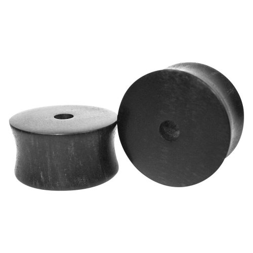 Zwei flache Ebenholz Holz Plugs auf weißem Hintergrund, einer liegend, einer stehend