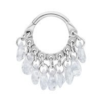 Silberner Hinged Ring mit hängenden klaren Kristallen auf weißem Hintergrund