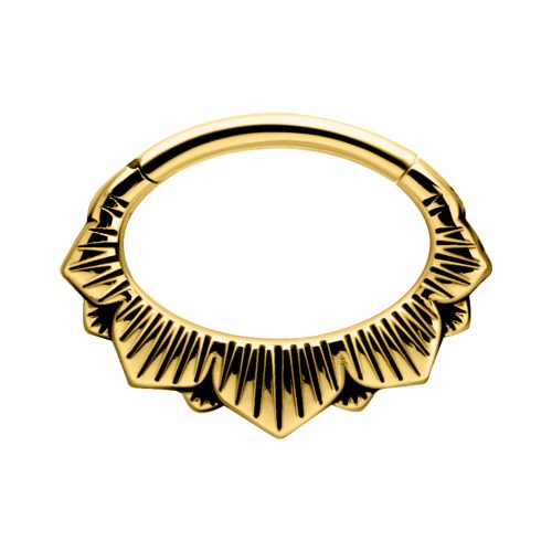 Goldener floral verzierter Klicker-Ring auf weißem Hintergrund